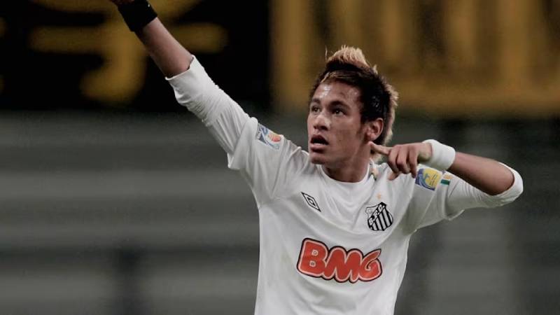 Neymar bắt đầu sự nghiệp tại Santos như thế nào?