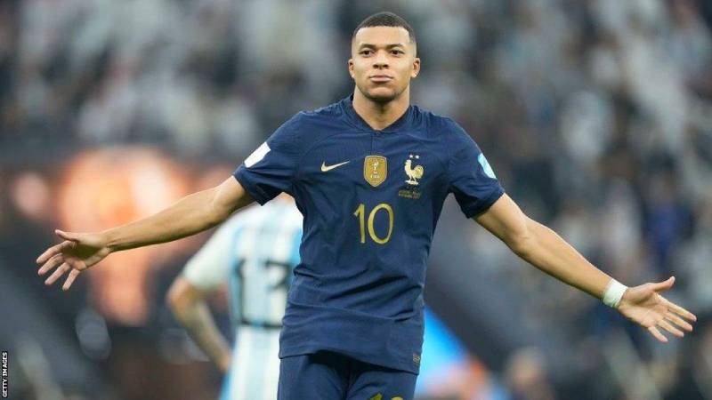 Thành công cùng đội tuyển Pháp và chức vô địch World Cup 2018